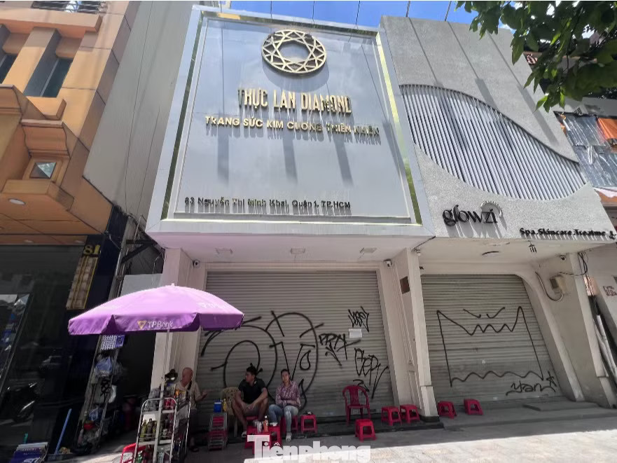 Đóng cửa hàng loạt, nhiều tiệm kim cương ở TPHCM đổ lỗi cho khách hàng - Ảnh 3.