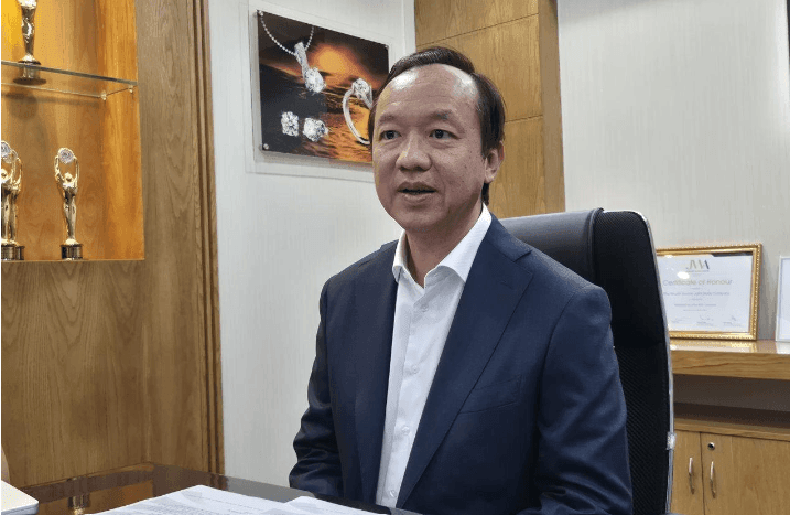 Cổ phiếu PNJ lại giảm sàn sau chia sẻ của CEO về áp lực thanh khoản - Ảnh 1.
