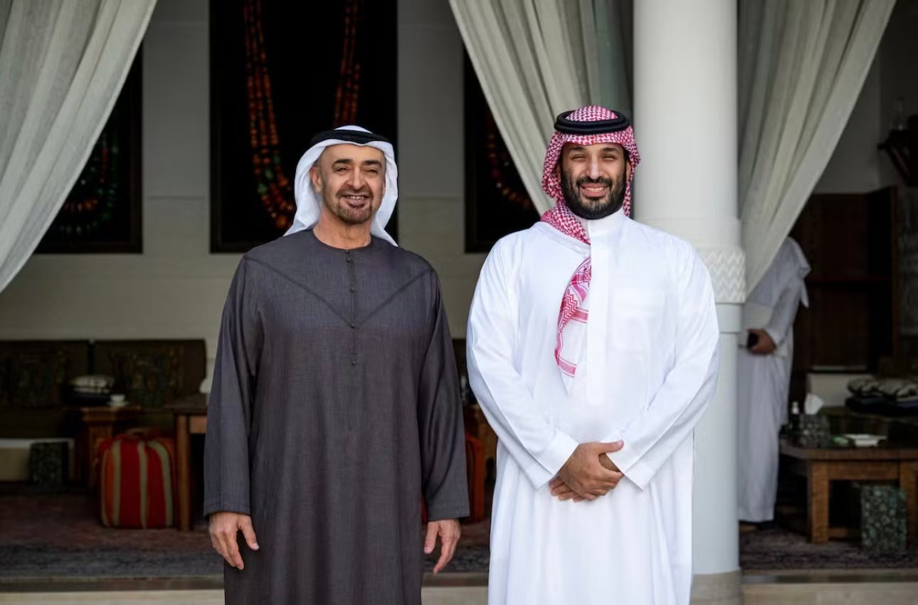 Tổng thống UAE và Thái tử Ả-rập Xê-út trong cuộc gặp tại Riyadh tháng 9/2025 Động thái bất ngờ của hai cường quốc Trung Đông sau ‘cơn bão trong tách trà’ - Ảnh 1.