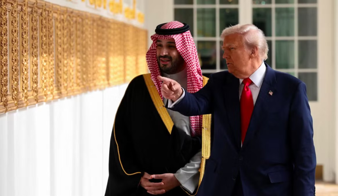Tổng thống Mỹ Donald Trump và Thái tử kế vị Ả-rập Xê-út Mohammed bin Salman. (Ảnh: Reuters) Tổng thống Mỹ Trump phê duyệt thỏa thuận hạt nhân bước ngoặt với đồng minh Trung Đông - Ảnh 1.