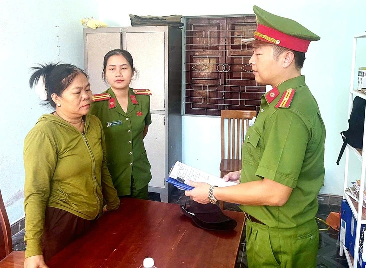 Bắt tạm giam thầy bói Phạm Thị Phượng, SN 1973 - Ảnh 1.
