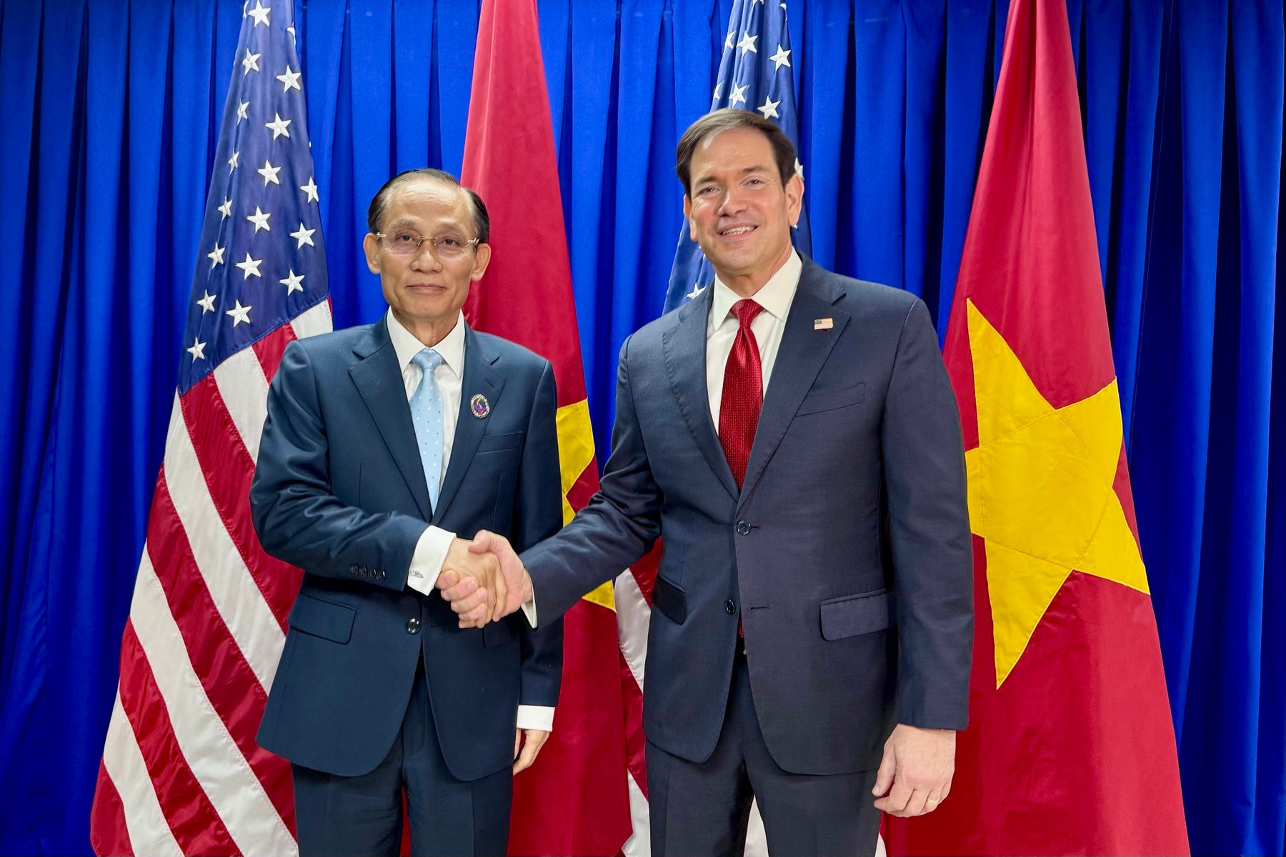 amm59btng-gap-nt-hoa-ky-1784782171585375406692.jpg