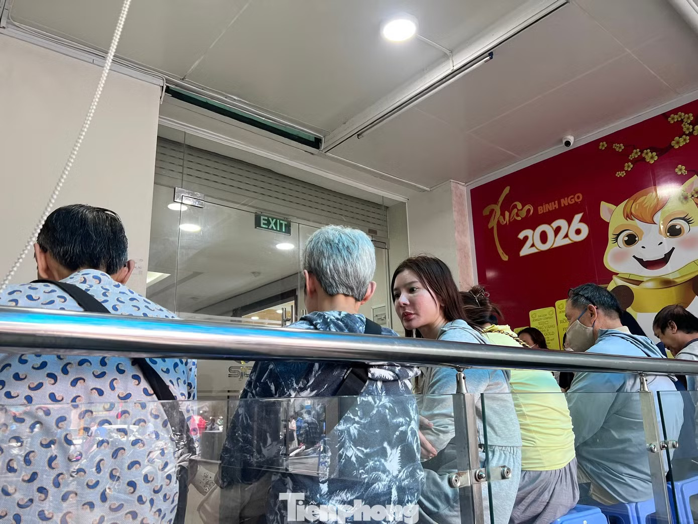Ngược đời: Xếp hàng cả ngày không bán được vàng SJC - Ảnh 3.
