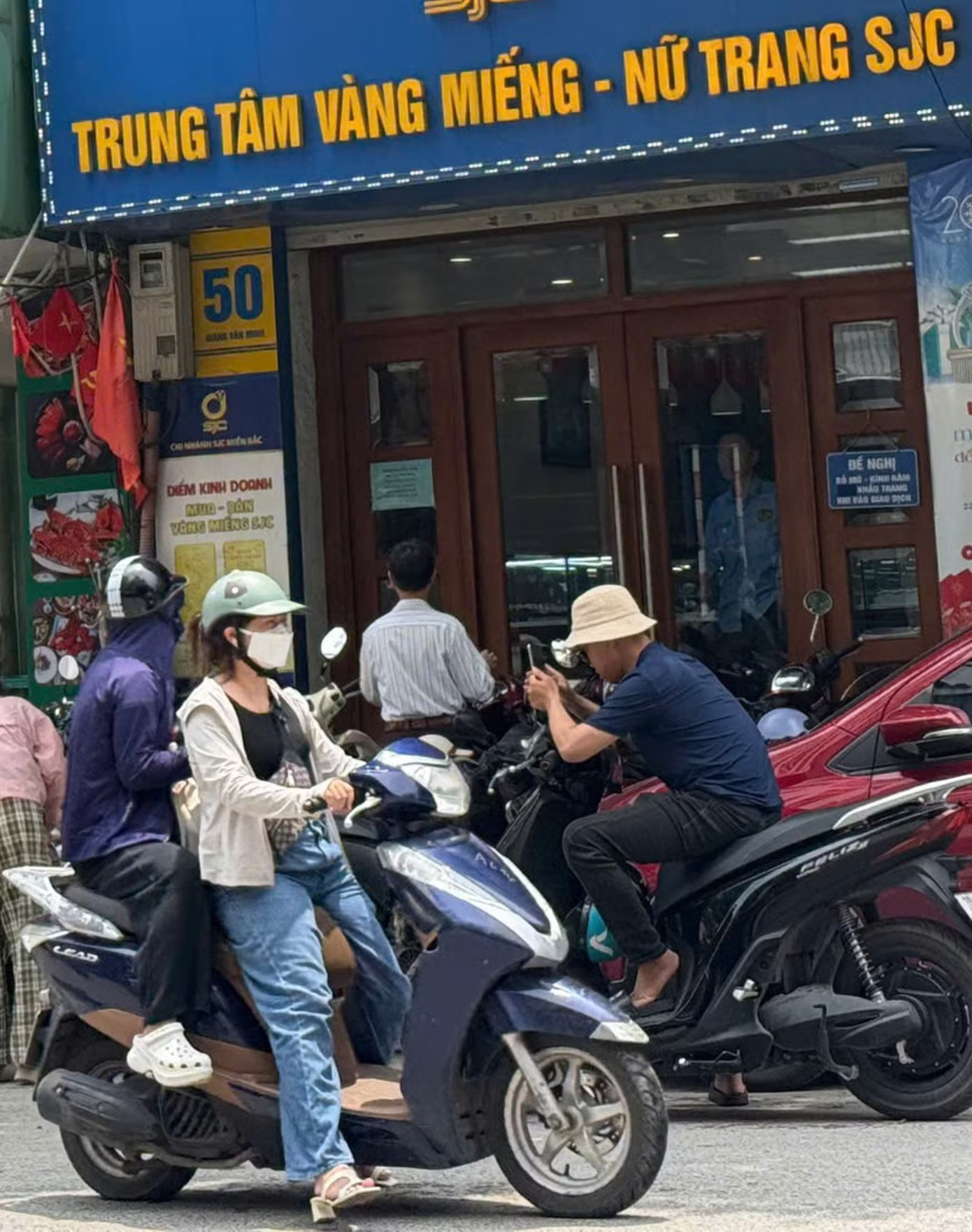 Ngược đời: Xếp hàng cả ngày không bán được vàng SJC - Ảnh 4.