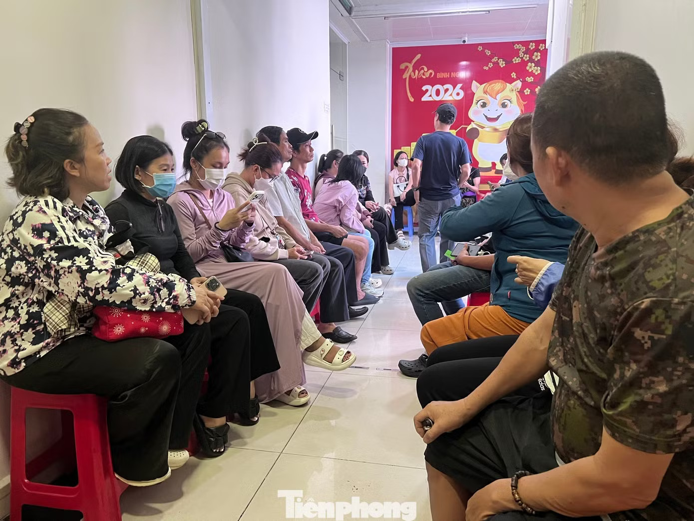 Ngược đời: Xếp hàng cả ngày không bán được vàng SJC - Ảnh 2.