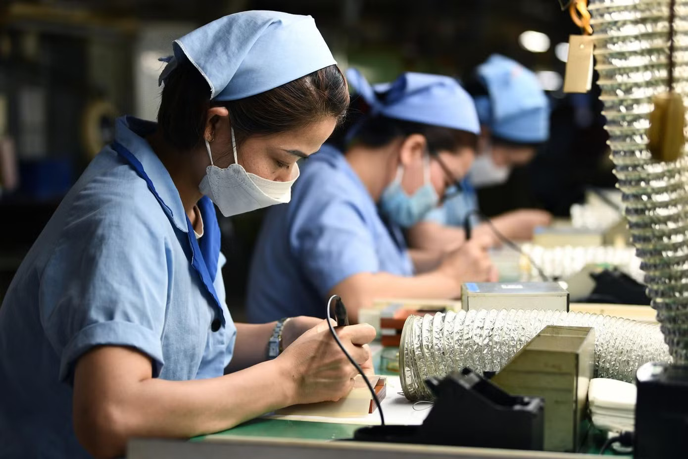 Bộ Nội vụ nêu lý do cần tăng lương tối thiểu từ đầu năm 2027 - Ảnh 1.