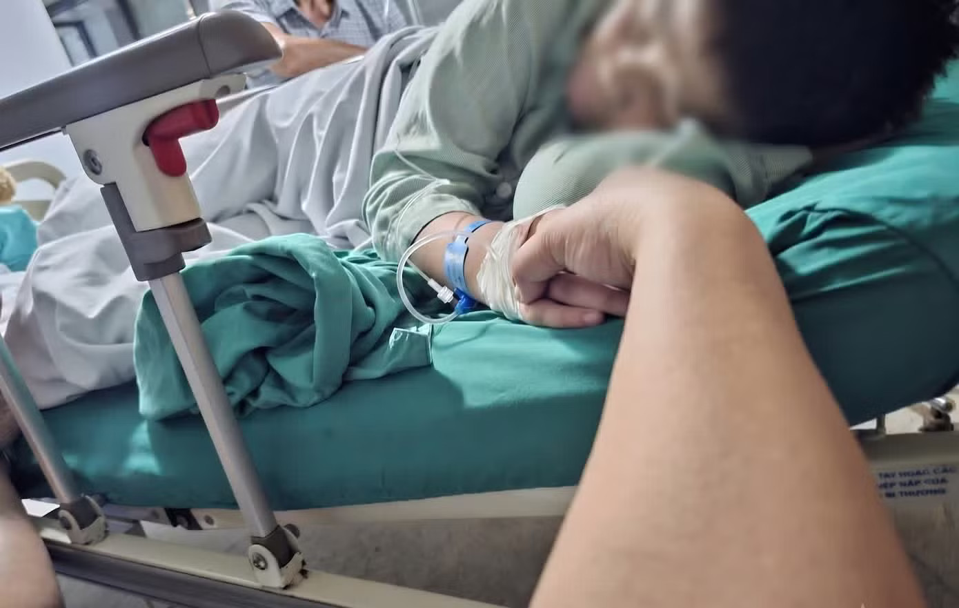 Công an làm việc với những người liên quan vụ bé trai lớp 6 bị nhét dị vật vào hậu môn - Ảnh 1.