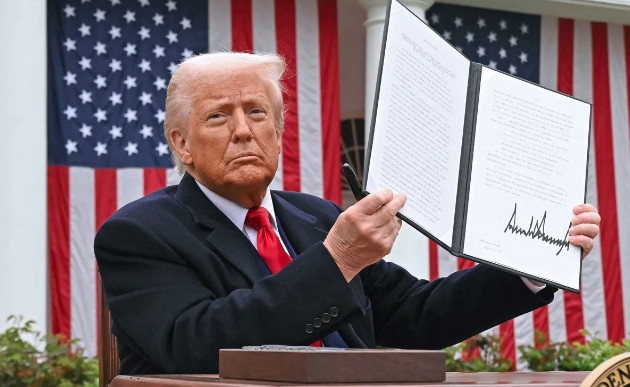 1 phút trước giờ giao dịch phiên 23/7: Tổng thống Donald Trump tung đòn thuế mới, VN-Index đối mặt áp lực lớn