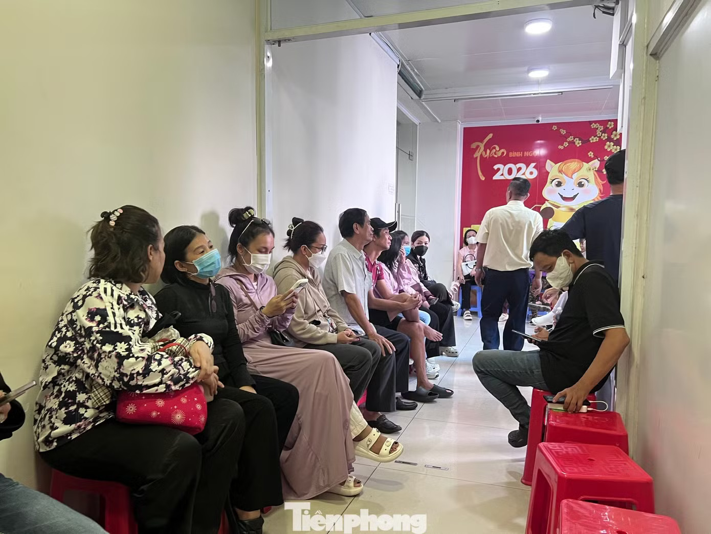 Khách xếp hàng xuyên trưa chờ bán vàng miếng tại SJC. Khổ như đi bán kim cương: Người giàu cũng khóc! - Ảnh 4.