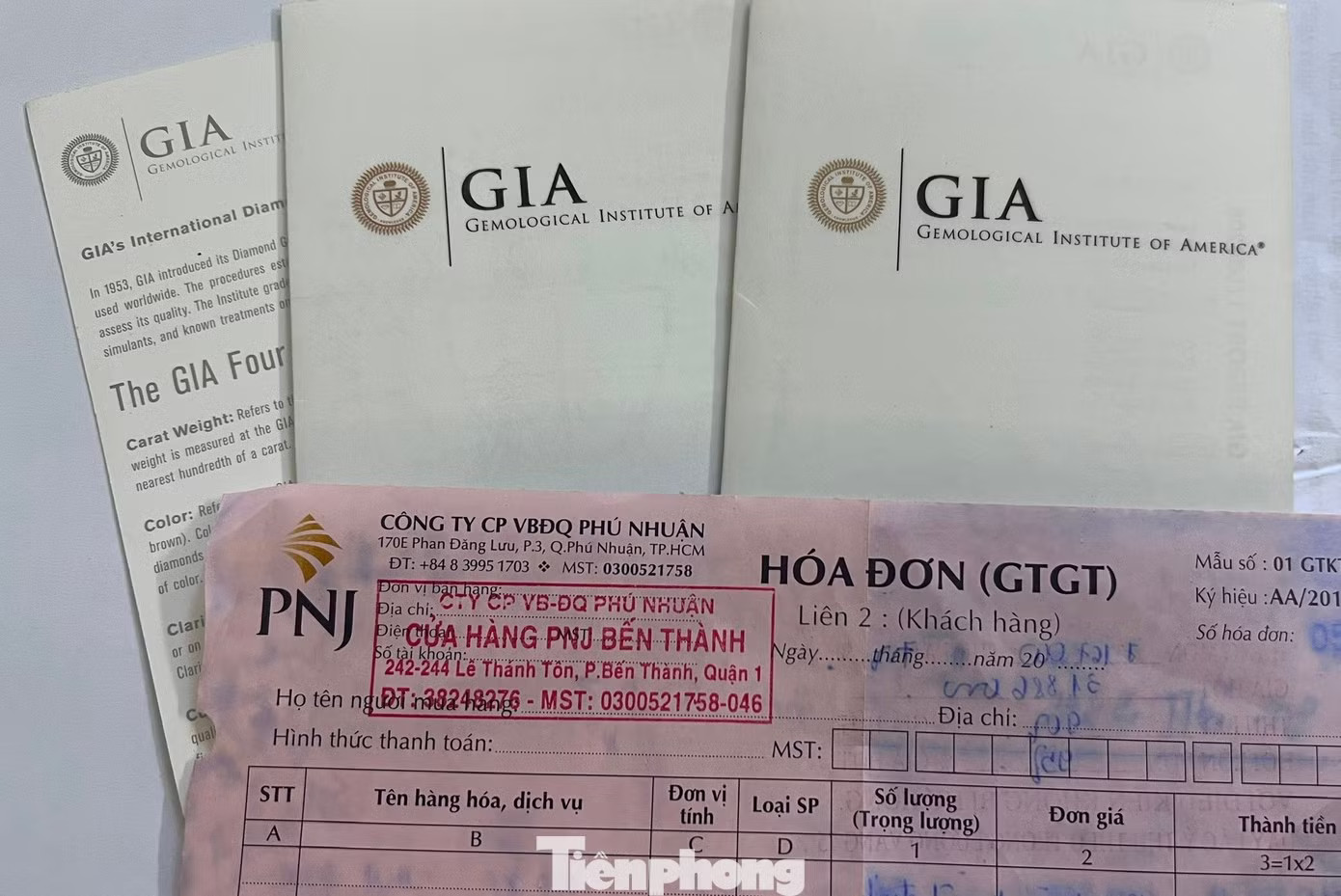 Đem đầy đủ hóa đơn mua hàng, giấy định và sản phẩm đến PNJ, chị Vy vẫn chưa thể bán lại ngay Khổ như đi bán kim cương: Người giàu cũng khóc! - Ảnh 2.