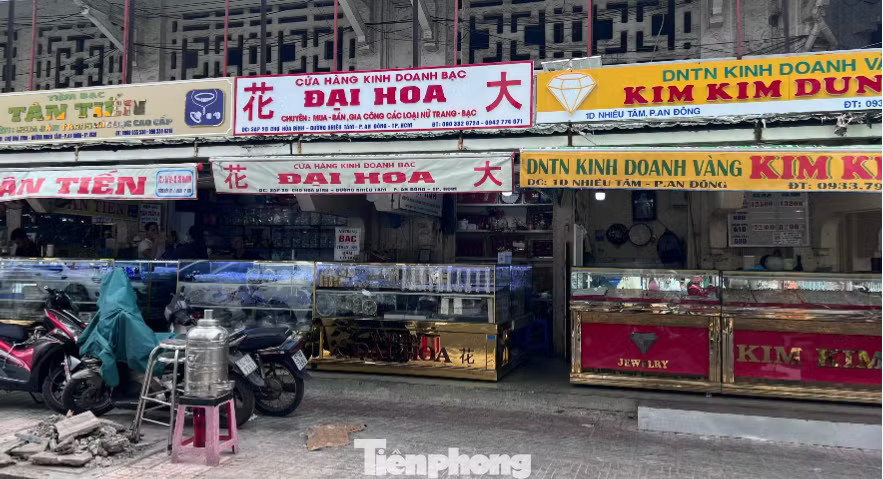 Cảnh khác lạ khi giá vàng giảm không ngừng - Ảnh 4.