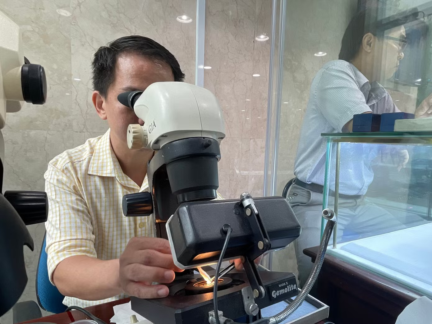 Cảnh khác lạ khi giá vàng giảm không ngừng - Ảnh 3.