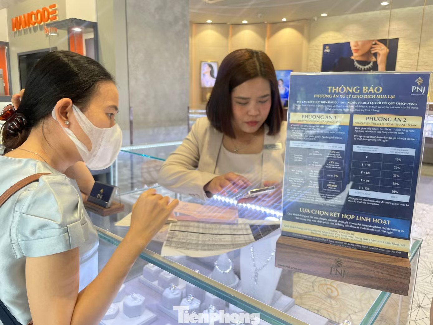 Đi nhiều cửa hàng của PNJ, khách hàng vẫn chưa thể bán lại kim cương vì đã hết suất thu mua trong ngày. Khổ như đi bán kim cương: Người giàu cũng khóc! - Ảnh 1.