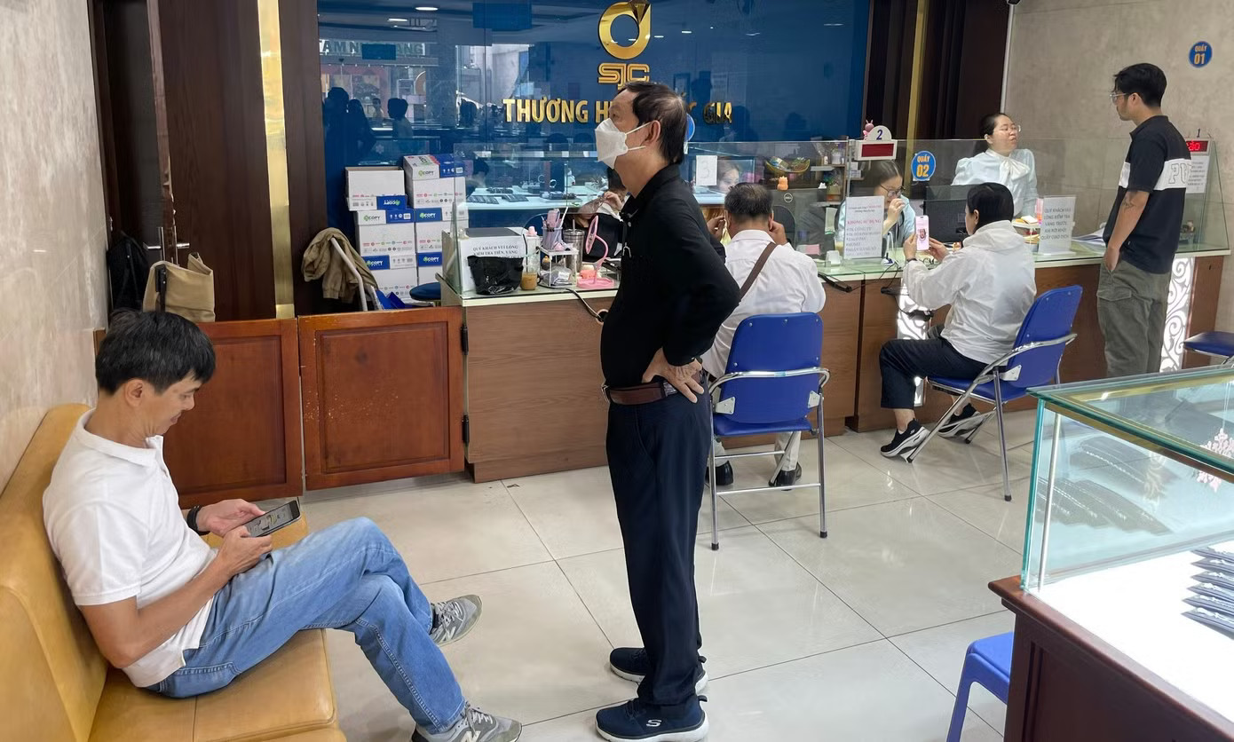 Cảnh khác lạ khi giá vàng giảm không ngừng - Ảnh 2.