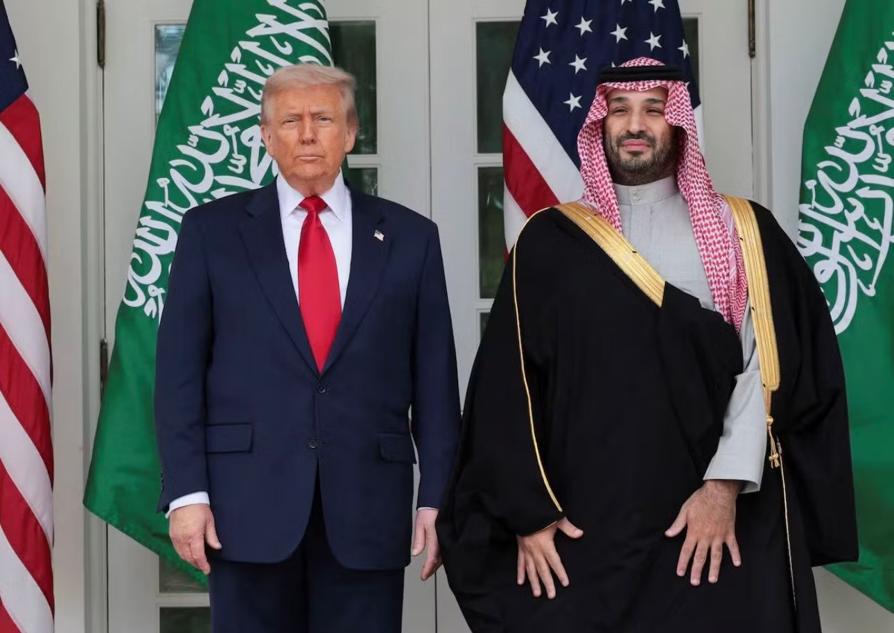 Tổng thống Mỹ Donald Trump và Thái tử kế vị Ả-rập Xê-út Mohammed bin Salman. (Ảnh: Reuters) Mỹ đột ngột ra điều kiện khó, Ả-rập Xê-út rơi vào thế bị ép - Ảnh 1.