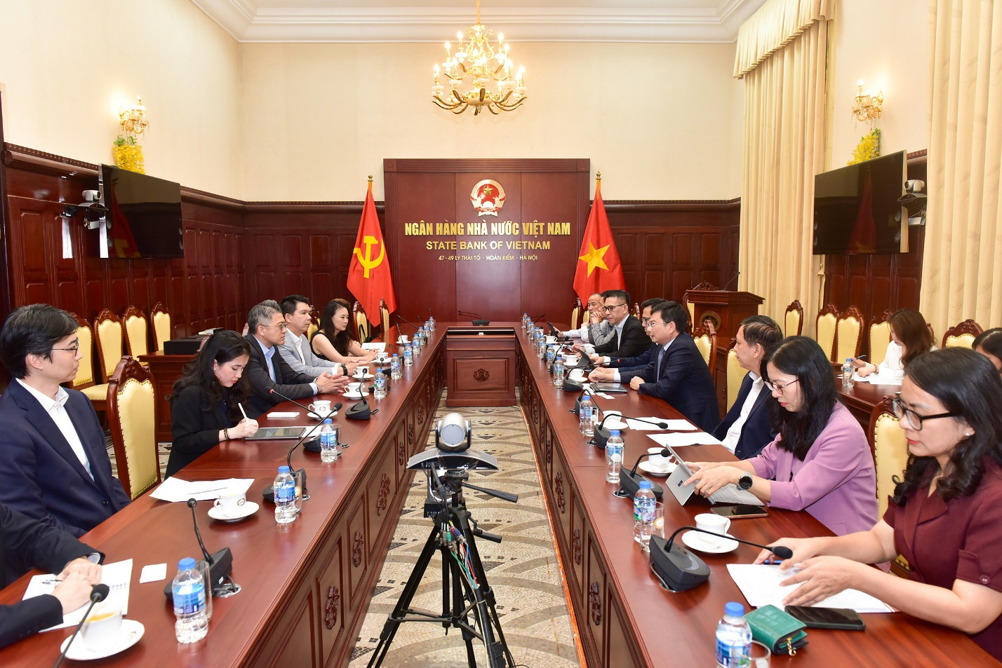 Phó Thống đốc NHNN gửi đề nghị đặc biệt tới Chủ tịch Bloomberg về kế hoạch phát triển Trung tâm Tài chính Quốc tế