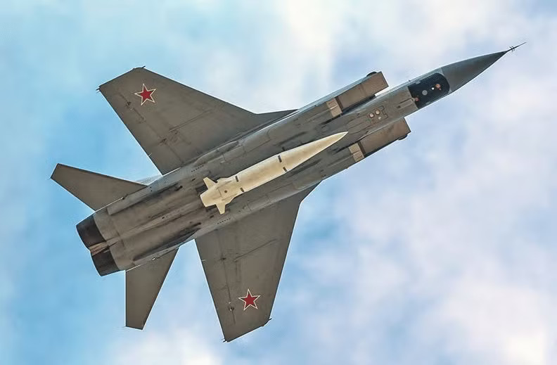 Tên lửa đạn đạo siêu vượt âm Kinzhal trên máy bay MiG-31K của Nga. Ảnh: ResearchGate. ‘Nếu điều đó xảy ra, Ukraine sẽ chỉ còn là vùng đất đầy hố bom giống bề mặt Mặt Trăng’ - Ảnh 2.