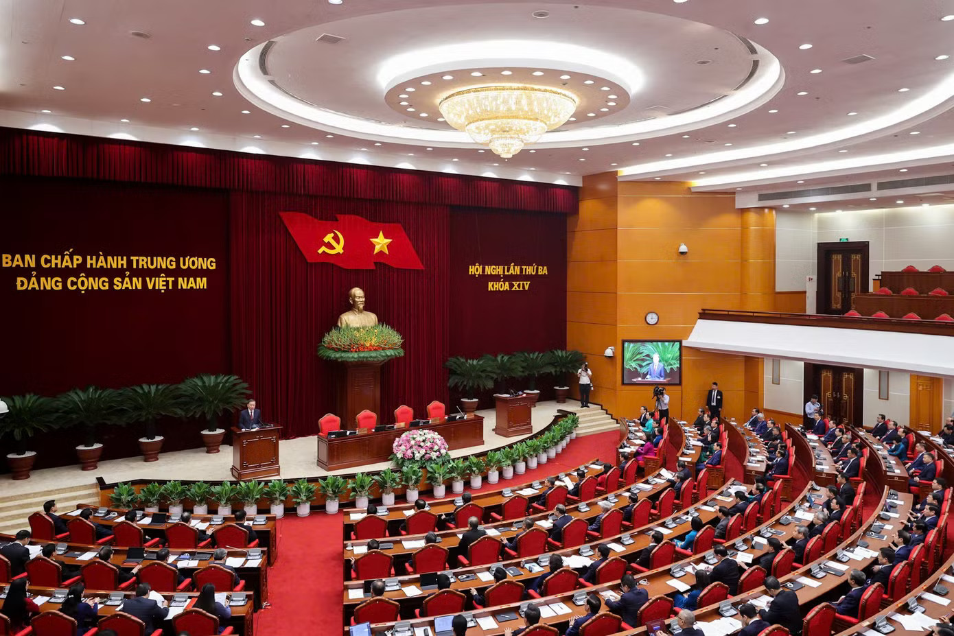Quang cảnh hội nghị. Ảnh: Đoàn Bắc. Trung ương nêu quan điểm, định hướng sửa đổi Luật Đất đai - Ảnh 1.