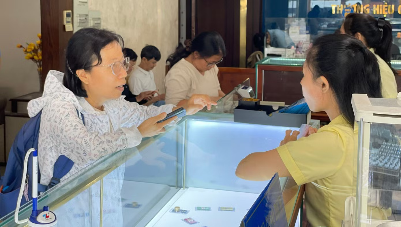 Nhìn lại một tuần 'chao đảo' thị trường kim cương, vàng bạc - Ảnh 4.
