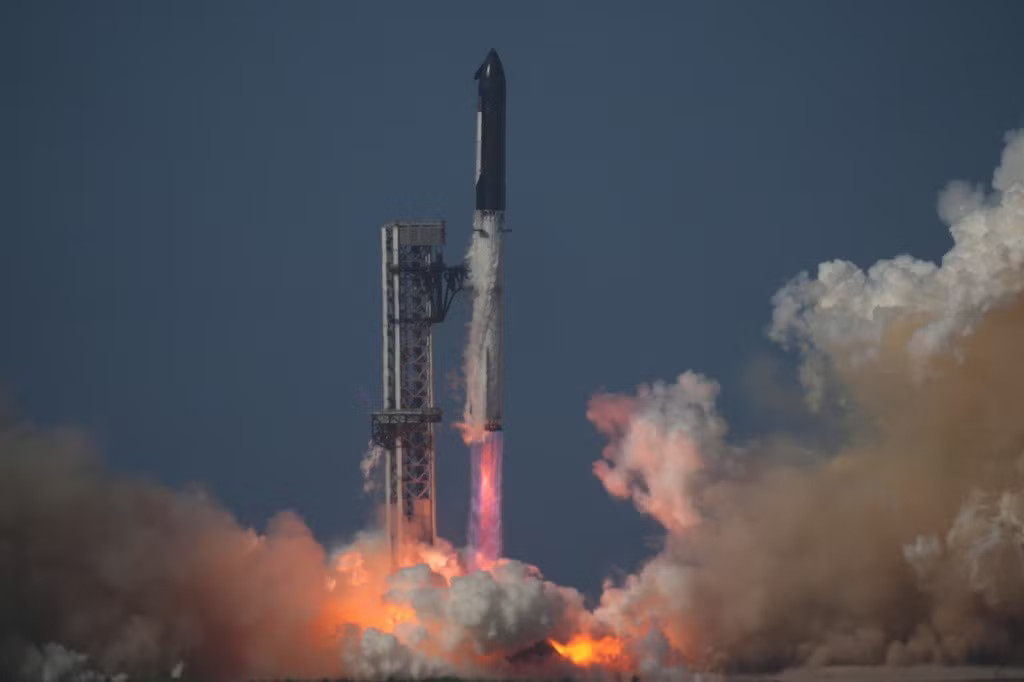 Tên lửa khổng lồ của tỷ phú Elon Musk làm nên điều ngoạn mục với ‘số 13 may mắn’ - Ảnh 2.