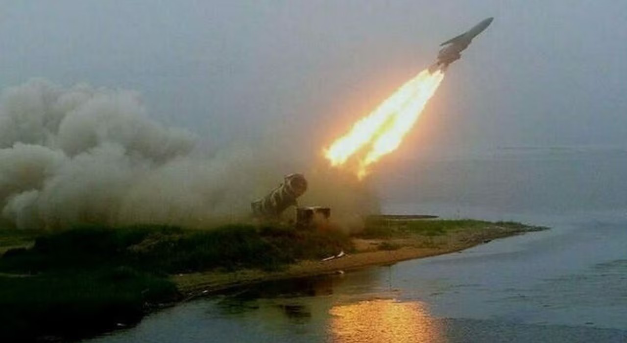 Tên lửa siêu vượt âm Zircon của Nga. Ảnh: Ilmessaggero. ‘Nếu điều đó xảy ra, Ukraine sẽ chỉ còn là vùng đất đầy hố bom giống bề mặt Mặt Trăng’ - Ảnh 4.