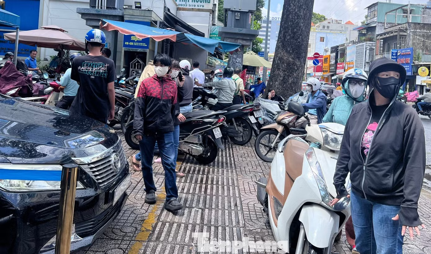 Nhìn lại một tuần 'chao đảo' thị trường kim cương, vàng bạc - Ảnh 2.