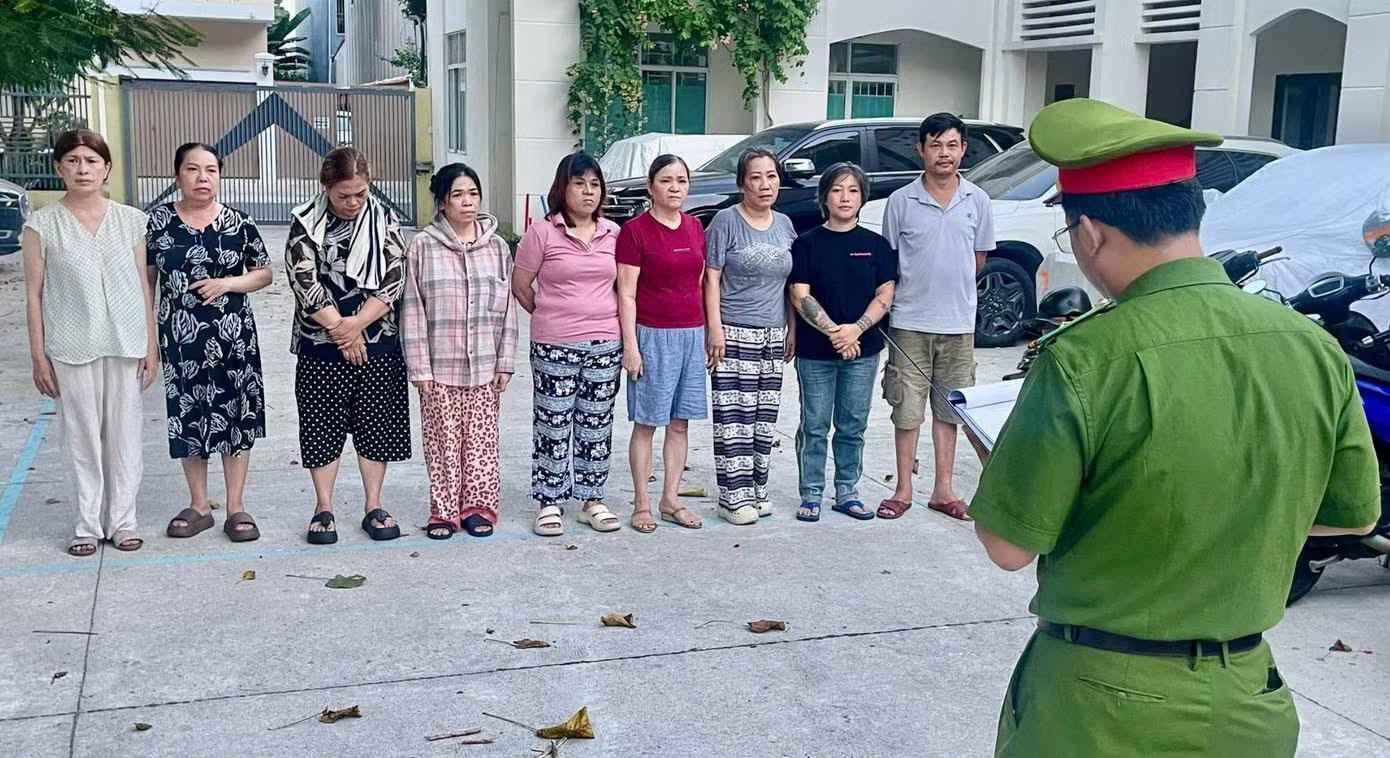 Khám xét khẩn cấp 6 địa điểm, tịch thu 1 sổ tiết kiệm 500 triệu, 10 điện thoại, 4 máy tính cùng lượng lớn tiền mặt, ngoại tệ và tài liệu quan trọng: Triệu tập khẩn cấp 27 người - Ảnh 1.