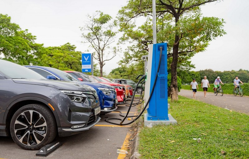 Công ty trạm sạc VinFast của tỷ phú Phạm Nhật Vượng chính thức tạm dừng nhận hồ sơ nhượng quyền - Ảnh 1.