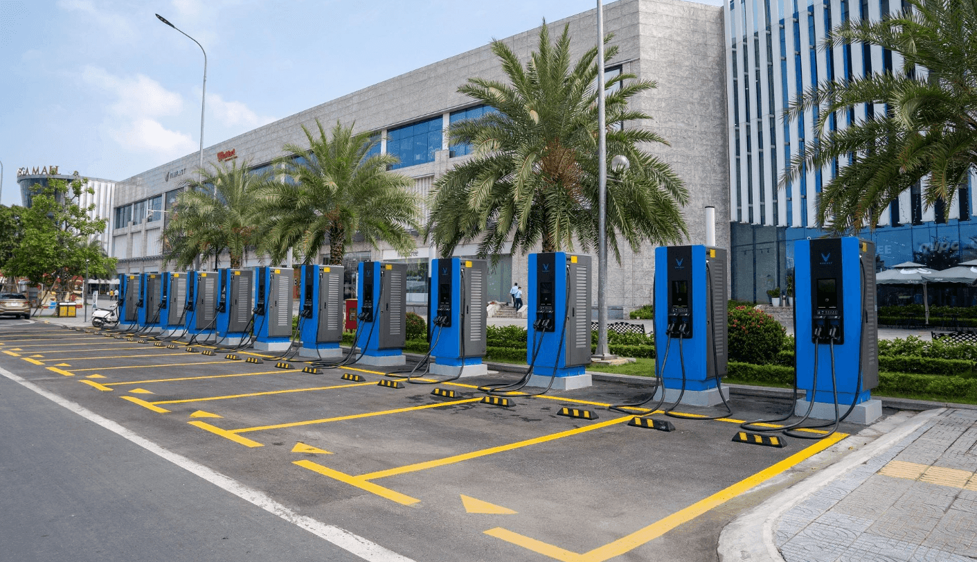 Công ty trạm sạc VinFast của tỷ phú Phạm Nhật Vượng chính thức tạm dừng nhận hồ sơ nhượng quyền