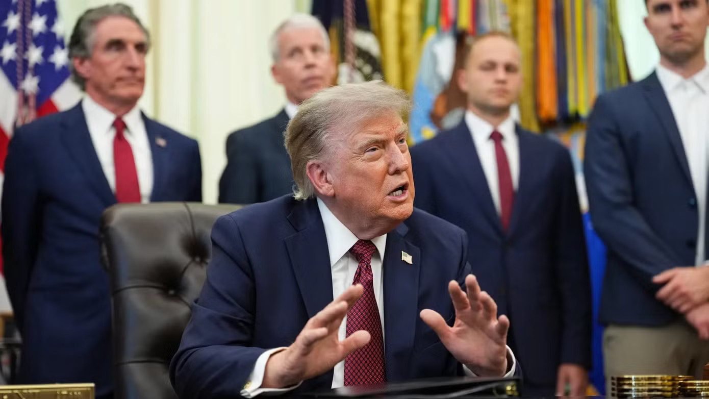 Tổng thống Mỹ Donald Trump. Báo Mỹ: Tổng thống Trump chỉ thị tạm hoãn các cuộc tấn công Iran do cạn kiệt tên lửa đánh chặn - Ảnh 1.