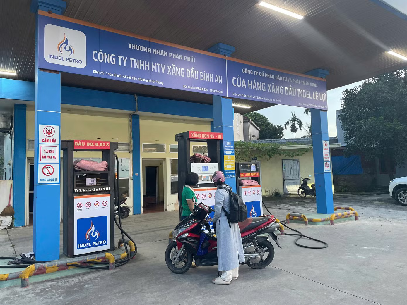 Nhiều doanh nghiệp bán lẻ khó tiếp cận nguồn hàng, phải bán cầm chừng. Doanh nghiệp bán lẻ kêu thiếu xăng dầu, Bộ Công Thương yêu cầu kiểm tra - Ảnh 1.