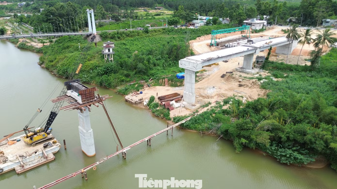 Theo Ban Quản lý Dự án Đầu tư xây dựng Công trình giao thông TP. Huế, nếu duy trì tiến độ hiện nay, công trình sẽ hoàn thành vào cuối năm 2026. Điều đáng chú ý là thời gian thi công thực tế được rút ngắn đáng kể so với lộ trình dự kiến ban đầu kéo dài khoảng 3 năm. Dự án thay thế cầu ‘già nua’ trên sông Hương hiện ra sao? - Ảnh 5.