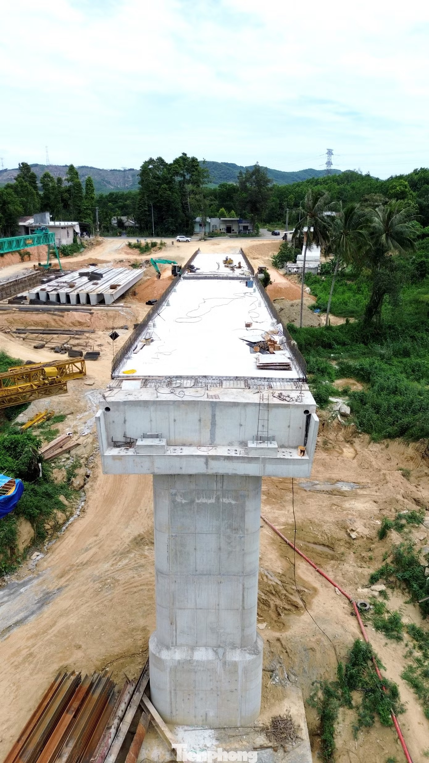 Theo chủ đầu tư, nhà thầu đã đúc xong 16/24 dầm cầu, hoàn thành 1 mố và 4 trụ cầu; trụ và mố còn lại đã thi công xong phần bệ trụ. Công tác lao lắp được 2 nhịp dầm, hoàn thiện mặt cầu tại các nhịp đã lắp xong. Đối với đường dẫn hai đầu cầu, khối lượng đắp nền đạt khoảng 20%. Dự án thay thế cầu ‘già nua’ trên sông Hương hiện ra sao? - Ảnh 3.