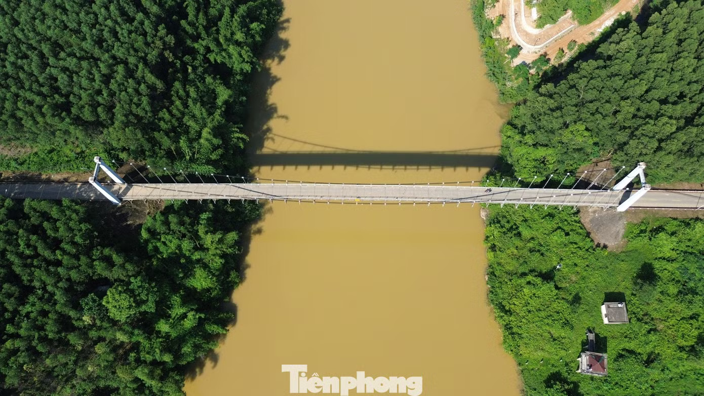 Cầu treo Bình Thành cũng từng được dư luận đặc biệt quan tâm sau vụ tai nạn nghiêm trọng xảy ra vào tháng 11/2024. Thời điểm đó, một xe tải chở rác trong lúc lưu thông qua cầu đã lao xuống sông Hữu Trạch, làm hư hỏng công trình và khiến 2 công nhân môi trường tử vong. Sự cố đau lòng và thực trạng cầu cũ tiềm ẩn nhiều nguy hiểm đặt ra yêu cầu cấp bách phải đầu tư một công trình mới an toàn, bền vững hơn tại vùng thượng nguồn sông Hương hiểm trở. Dự án thay thế cầu ‘già nua’ trên sông Hương hiện ra sao? - Ảnh 9.