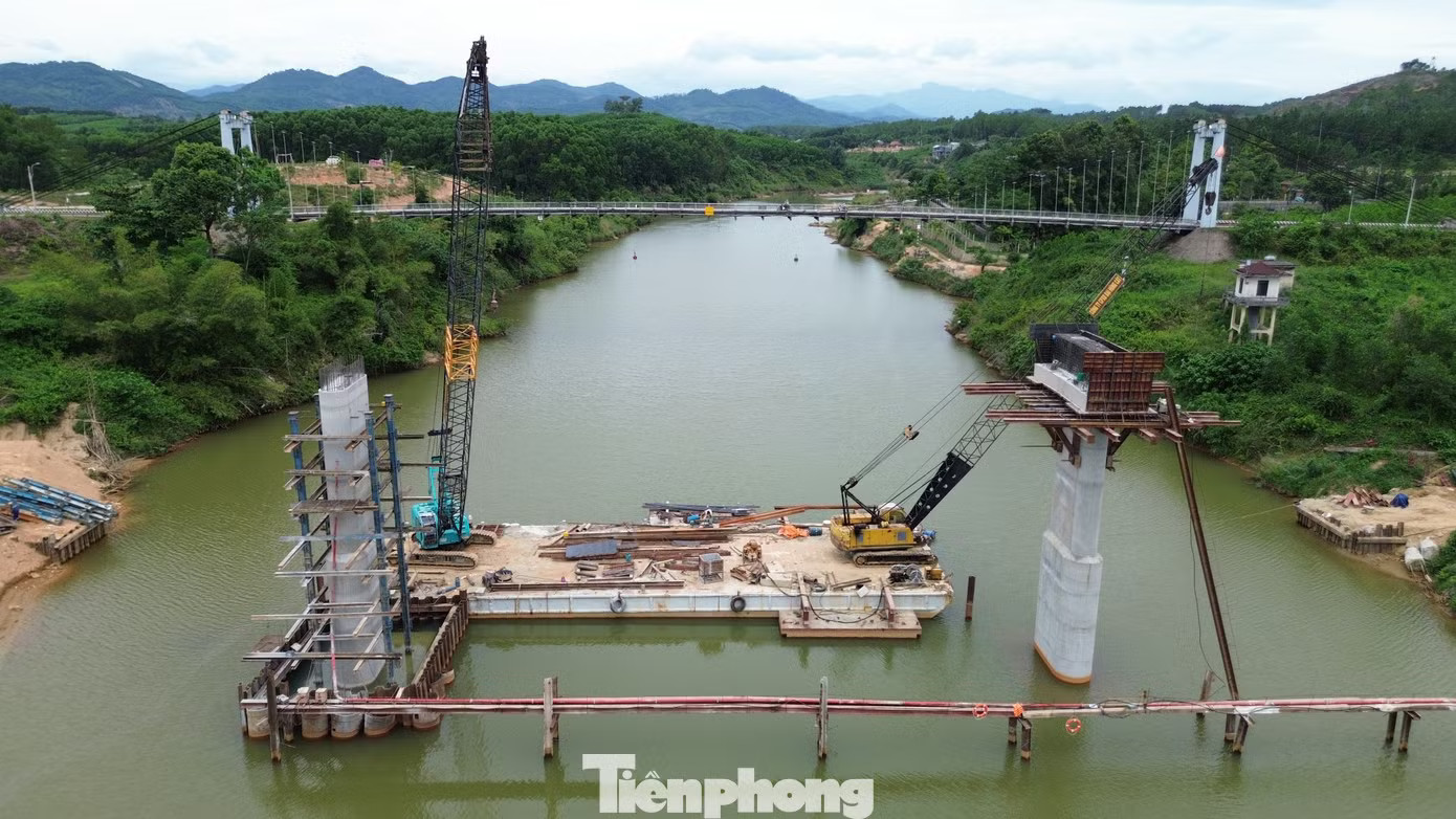 Tại công trường vắt ngang dòng Hữu Trạch, không khí thi công diễn ra khẩn trương. Nhiều mũi thi công được triển khai đồng thời nhằm tranh thủ thời tiết thuận lợi trước khi miền Trung bước vào mùa mưa bão khốc liệt. Đây là khu vực có địa hình rất phức tạp với bờ sông dốc, lòng sông sâu, thường xuyên chịu ảnh hưởng của nước dâng, dòng chảy xiết và lũ lớn. Vì vậy, chủ đầu tư và nhà thầu đang tập trung nhân lực, thiết bị để hoàn thành các hạng mục chính trong thời gian sớm nhất. Dự án thay thế cầu ‘già nua’ trên sông Hương hiện ra sao? - Ảnh 4.
