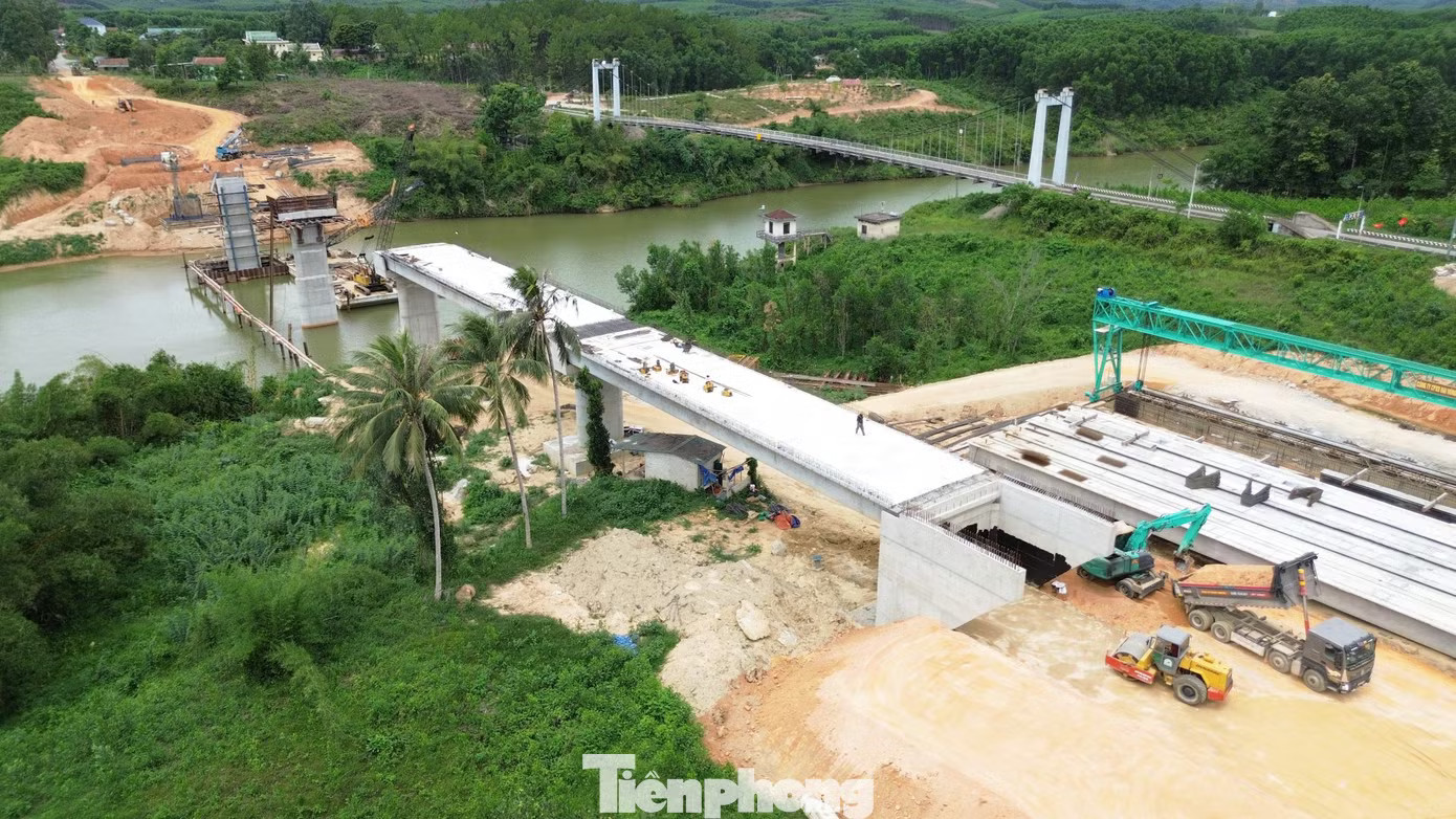 Dự án xây dựng cầu Bình Thành mới có tổng mức đầu tư hơn 75 tỷ đồng, được đầu tư nhằm thay thế cây cầu treo cũ đã xuống cấp nghiêm trọng sau nhiều năm khai thác. Theo hồ sơ dự án được UBND TP. Huế phê duyệt vào tháng 7/2025, công trình có chiều dài toàn tuyến khoảng 500 m, điểm đầu kết nối Quốc lộ 49 và điểm cuối giao với hệ thống đường hiện hữu tại xã Bình Điền. Phần cầu dài hơn 254 m, rộng 8,5 m, gồm 6 nhịp dầm Super T. Dự án thay thế cầu ‘già nua’ trên sông Hương hiện ra sao? - Ảnh 6.