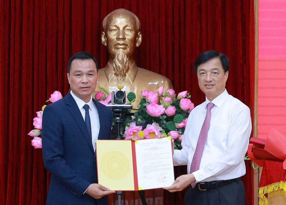Trưởng ban Tổ chức Trung ương Nguyễn Duy Ngọc trao quyết định cho tân Phó Bí thư Tỉnh ủy Thanh Hóa Tô Anh Dũng. Thiếu tướng Tô Anh Dũng làm Phó Bí thư Tỉnh ủy Thanh Hóa - Ảnh 2.