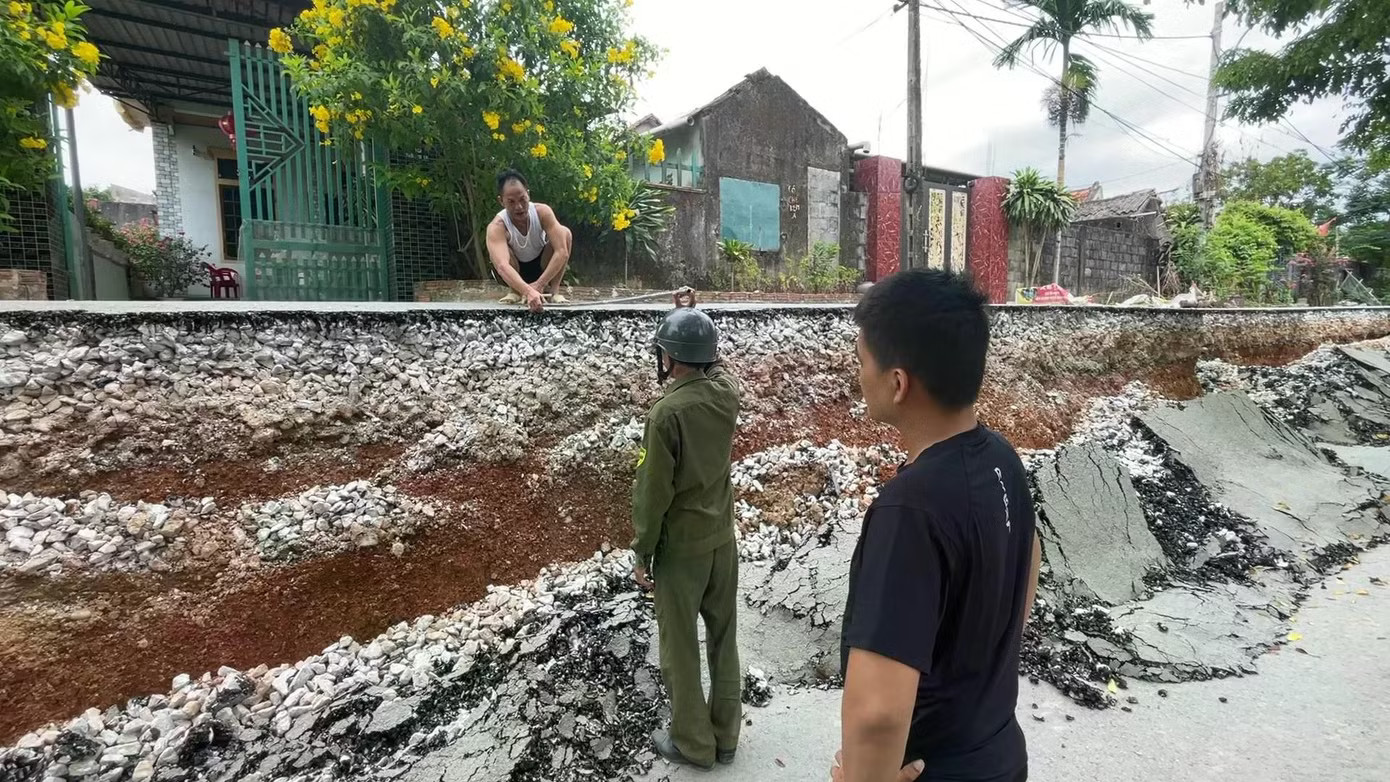 Sụt lún bất thường ở Quảng Trị, phong tỏa khẩn cấp hiện trường - Ảnh 2.