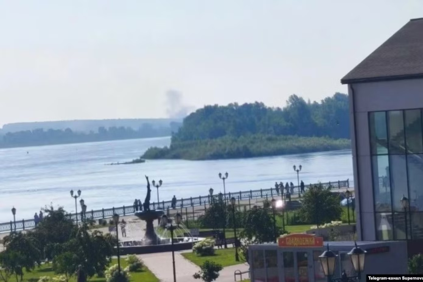 Ukraine tập kích kho nhiên liệu chiến lược của Nga cách tiền tuyến 1.300 km - Ảnh 1.