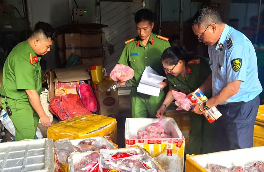 Phát hiện gần một tấn thịt heo, đùi gà hôi thối - Ảnh 1.