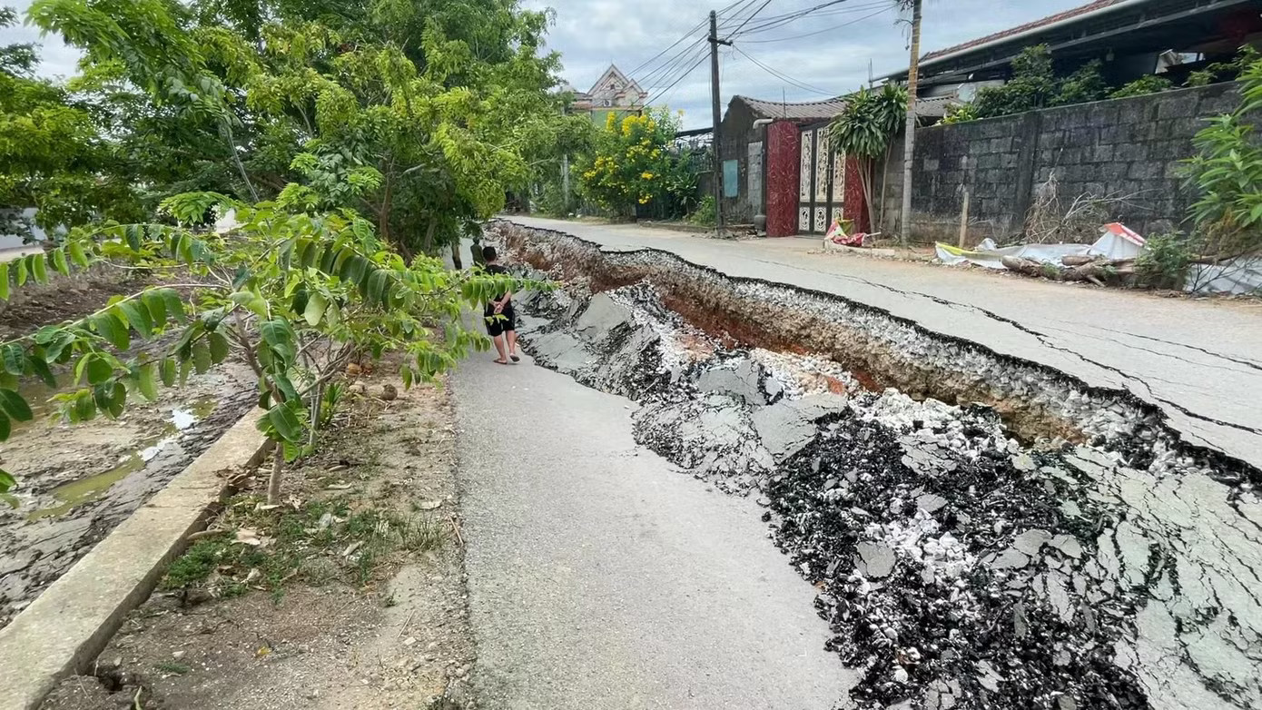 Sụt lún bất thường ở Quảng Trị, phong tỏa khẩn cấp hiện trường - Ảnh 1.