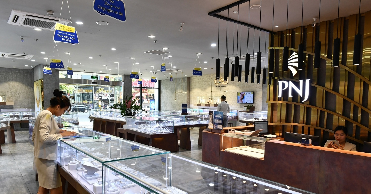PNJ đã chi hơn 7.000 tỷ đồng mua lại trang sức kim cương, vàng từ khách hàng chỉ trong tháng 7 - Ảnh 1.