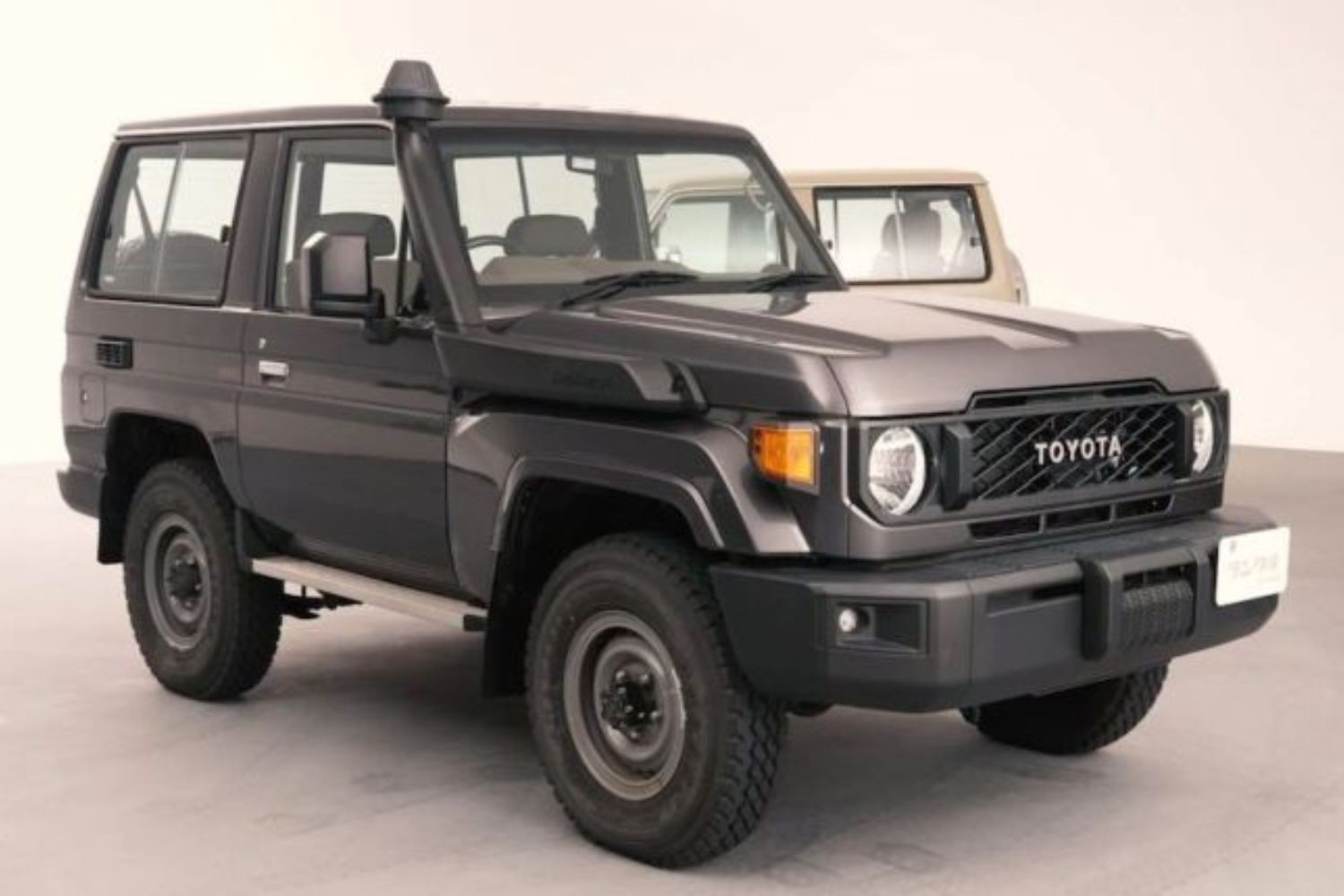 Toyota Land Cruiser 70 SWB lộ diện: Bản mui trần gập kính chắn gió, giá từ 1,27 tỷ đồng - Ảnh 1.