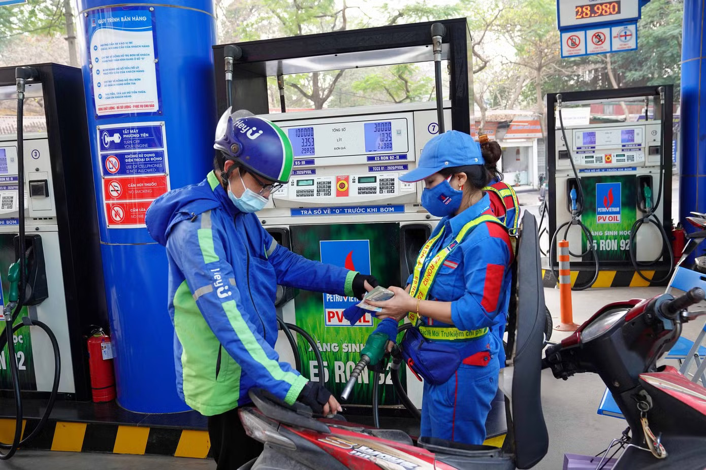 Bộ Công Thương đề xuất sáp nhập đại lý bán lẻ xăng dầu vào thương nhân phân phối - Ảnh 1.