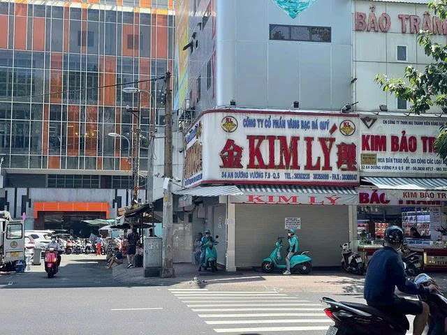 Cửa hàng kim cương ngừng hoạt động, người mua cần làm gì để hoàn tiền hay nhận lại tài sản?