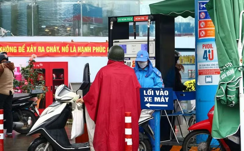 Giá xăng dầu đồng loạt tăng từ 15h chiều 30/7. Giá xăng dầu đồng loạt tăng mạnh - Ảnh 1.