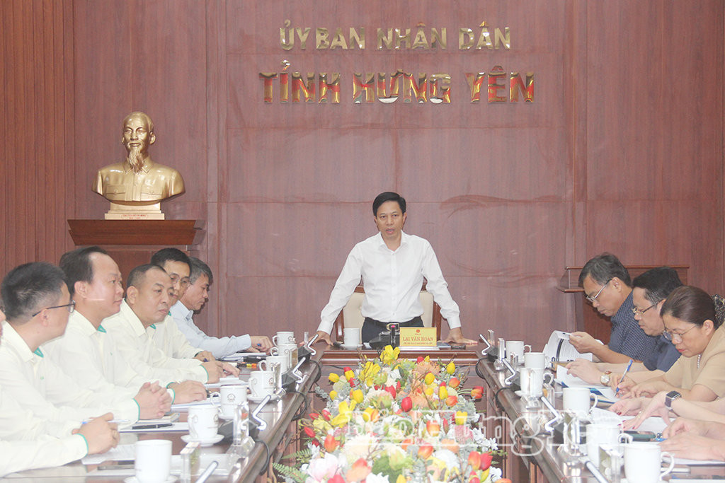 129459_dong_chi_lai_van_hoan_pho_chu_tich_ubnd_tinh_chu_tri_buoi_lam_viec_19111429.jpg