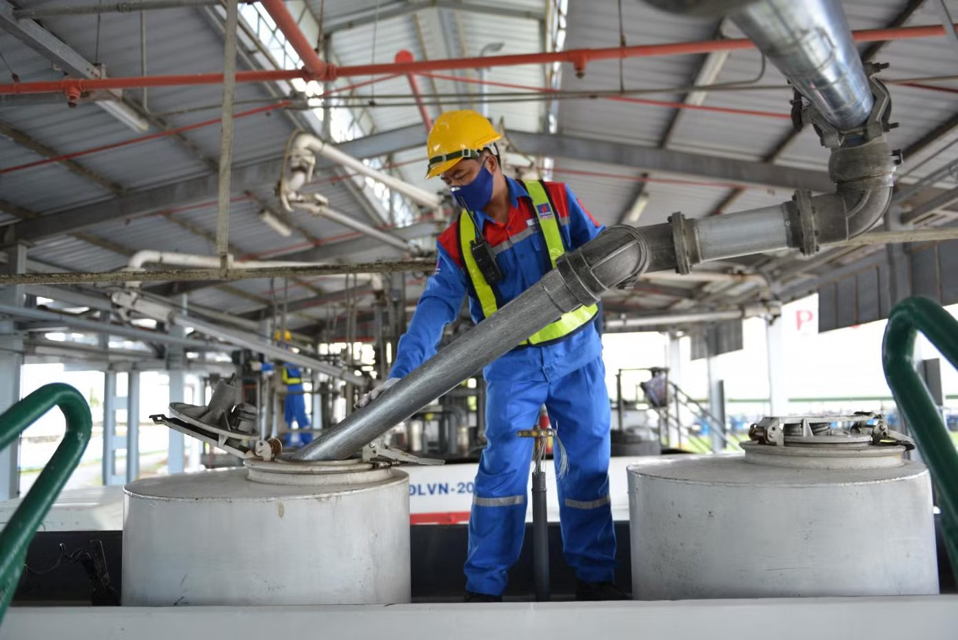 Bộ Tài chính trả lời kiến nghị giảm thuế, phí trong giá xăng dầu - Ảnh 1.