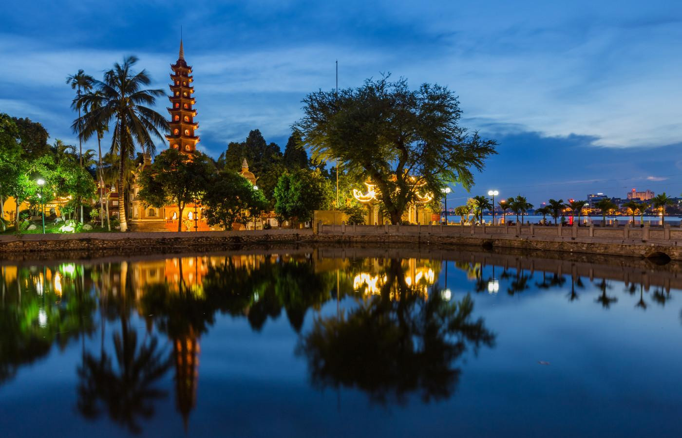 tham-quan-chua-tran-quoc-co-tu-ngan-nam-tuoi-ben-ho-tay-03-1639357625_1785384824.jpg