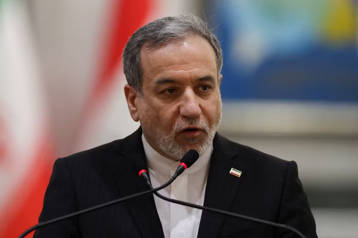 Ngoại trưởng Iran Abbas Araqchi. (Ảnh: Reuters) Iran cảnh báo đối tác châu Âu vì 'bắt tay' với Mỹ - Ảnh 1.